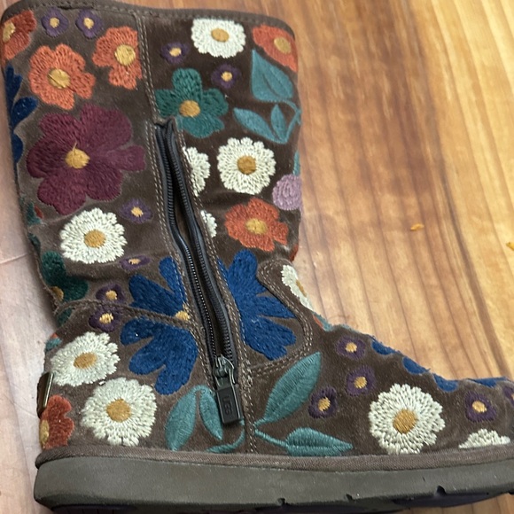UGG Wahine Floral Embroidered Boots - Picture 13 of 16